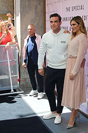 Robbie & Ayda Williams vor dem Marc O'Polo Flagships Store München Theatinerstraße ©Foto: Martin Schmitz)